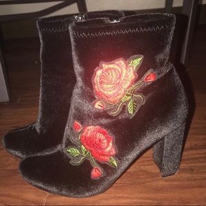 Black Velvet Boots With Rose Embroidery